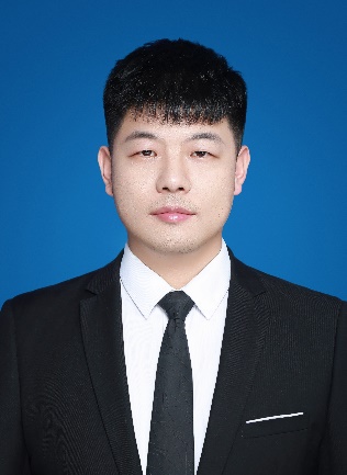 穿着西装的男人描述已自动生成 穿着西装的男人描述已自动生成